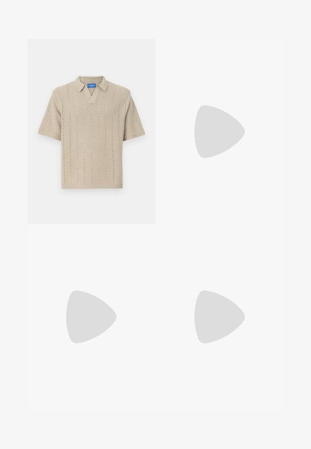 Beige poloshirt met korte mouwen van breiwerk, met een V-hals, verticale lijnpatronen en ribgebreide randen. Lichtgewicht, textiel met een gestructureerde stof.; Beige wijde broek van denim met een gestructureerde afwerking, voorzien van een sluiting met een knoop aan de voorkant en een klassieke vijf-pocket stijl.; Bruine suede klompen met een verstelbare bruine leren band en zilveren gesp, voorzien van een gevormde kurken voetbed en een gestructureerde rubberen zool.; Rechthoekige zonnebril met dikke donkere monturen, groen getinte glazen en kleine zilveren sterdetails op elke bovenhoek, weergegeven op een witte achtergrond.