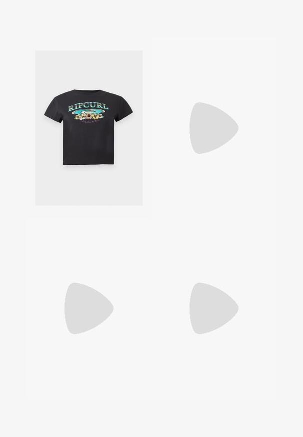 Μαύρο cropped t-shirt με γραφικά κύματος σε τυρκουάζ και λευκό, κίτρινα και ροζ λουλούδια ιβίσκου, κείμενο "RIPCURL" και το σύνθημα "Dusty Wave Not Basic".; Ανοιχτό γκρι denim σορτς με ελαστική μέση, κορδόνι για δέσιμο και φθαρμένο τελείωμα. Διαθέτει δύο πλαϊνές τσέπες και άνετη εφαρμογή.; Λευκά αθλητικά παπούτσια με καμβά και μαύρη καουτσούκ σόλα, στρογγυλή μύτη και μεταλλικές τρυπούλες, με έναν απλό, καθαρό σχεδιασμό.; Μικρή μαύρη γυαλιστερή τσάντα με δύο μακριές λαβές και λεπτομέρειες με ρυθμιζόμενο κορδόνι στο πλάι σε απλό ανοιχτό φόντο.