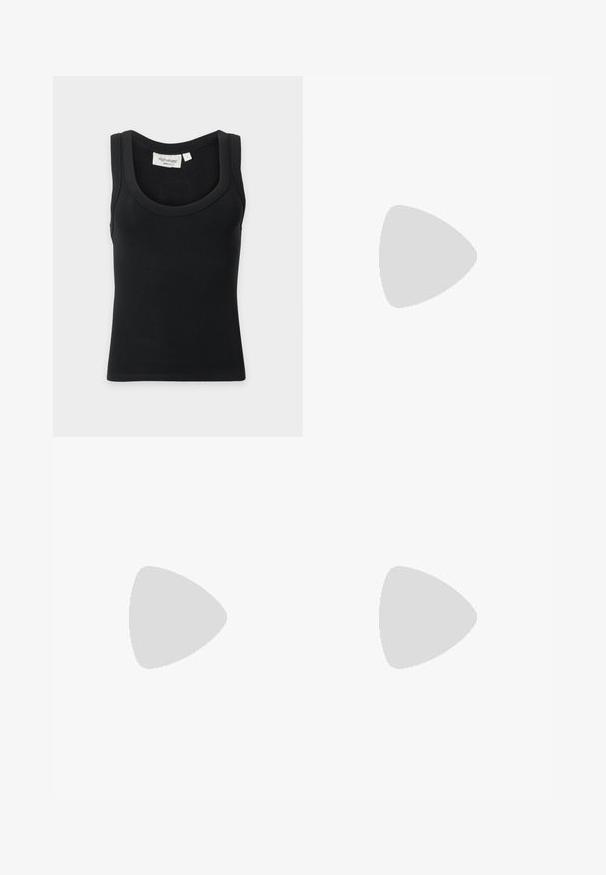 Zwarte geribbelde mouwloze tanktop met ronde halslijn en label aan de binnenkant van de kraag op een effen lichte achtergrond.; Zwarte straight-leg spijkerbroek met metalen oogjes die de stof gelijkmatig bedekken, voorzien van voorzakken en riemlussen.; Witte leren sneakers met zwarte strepen, gumrubberen buitenzool, ronde neus, vetersluiting en een zachte grijze suède neuskap.; Zwarte leren handtas met gouden gesp en klinknagel details, korte handvatten en een verstelbare schouderriem op een effen witte achtergrond.
