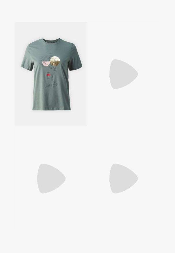 Groen katoenen T-shirt met een minimalistische lijntekening van een gezicht, verfraaid met roze en gouden vlinders en rode lippen. Korte mouwen.; Olijfgroene, getailleerde broek met ritszakken aan de zijkant, kniestiksel en ritsen bij de enkels. Gemaakt van een zachte, gestructureerde stof.; Zwarte platformsneaker met dikke geribbelde zool, veters aan de voorkant en treklussen op tong en hiel, vanaf de zijkant afgebeeld op een neutrale achtergrond.; Een paar glanzende zilveren oorringen met dunne draadafsluitingen, getoond op een lichtgrijze achtergrond.