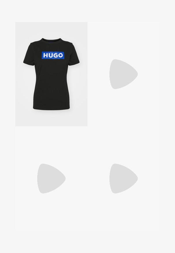 Čierne tričko s krátkymi rukávmi vyrobené z bavlny, s veľkým modrým obdĺžnikovým grafickým motívom a slovom "HUGO" v bielych tučných písmenách.; Čierne nohavice s priliehavým strihom, ktoré majú hladkú textúru, rovný strih a jemné detaily predného švu.; Čierna sandála na vysokom podpätku s remienkom okolo členka sa zdá byť zavesená nad drevenou dlažbou vonku s rozmazaným zeleným porastom a kamenným pozadím.; Čierna obdĺžniková taška cez rameno s dvomi dlhými rúčkami a vertikálnymi koženými detailmi vpredu, na jednoduchom svetlom pozadí.