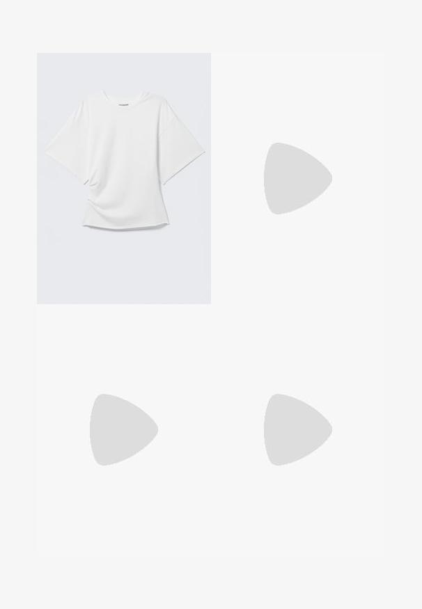 Camiseta blanca oversized de manga corta con cuello redondo mostrada sobre un fondo gris claro.; Pantalones beige con cintura elástica, dos bolsillos frontales, diseño de pierna entallada y textura suave. Adecuados para un uso casual o relajado.; Zuecos de ante beige con una correa con hebilla y acentos de tachuelas, llevados con pantalones blancos de pierna ancha, sobre un suelo de madera.; Even&Odd Bolso de mano - brown