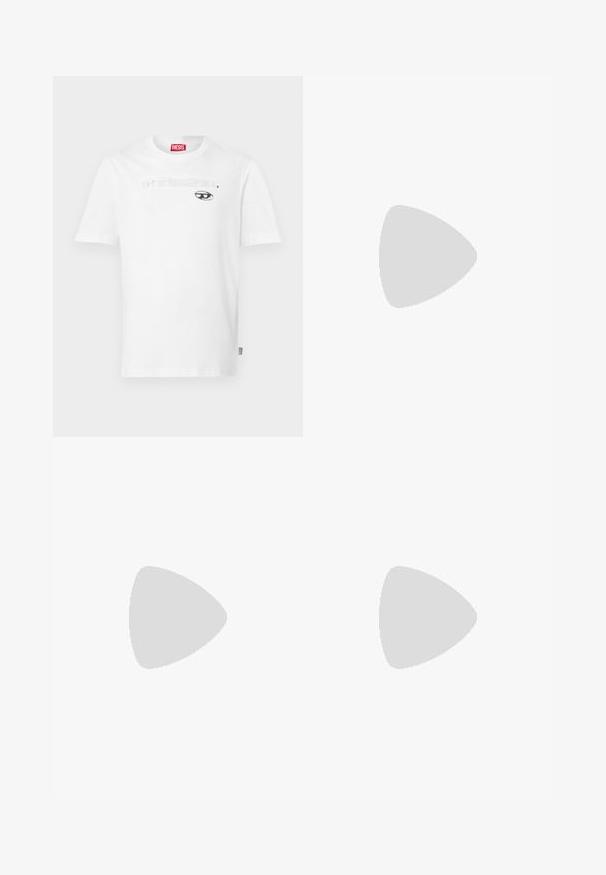 Weißes Baumwoll-T-Shirt mit Rundhalsausschnitt und kurzen Ärmeln, mit einem schwarzen Druckmotiv und dem Markennamen "DIESEL", der zentriert über einer Augengrafik platziert ist.; Dunkelblaue Slim-Fit-Hosen mit vorderem Knopf, Gürtelschlaufen und Fünf-Taschen-Design auf einem schlichten weißen Hintergrund.; Weißer und schwarzer Sportschuh mit Mesh-Details und gemusterten Schnürsenkeln, schwebt mitten in der Luft in einem modernen Innenraum mit Glasbausteinen.; Schwarzer Diesel-Gürtel mit großem weißen Logotext, rechteckiger silberner Schnalle und gebrandetem Metallschlaufen-Detail, aufgewickelt auf hellem Hintergrund.