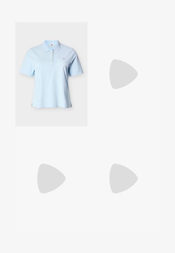 Hellblaues Polo mit kurzen Ärmeln, Kragen, vier Knöpfen und kleinem Logo auf der linken Brust vor einfarbigem Hintergrund.; Dunkelblaue Skinny-Jeans mit vorderen Taschen, Gürtelschlaufen und einem Knopfverschluss auf einem schlichten hellen Hintergrund.; Graue Wildledersneaker mit strukturiertem Obermaterial, ausgestattet mit cremefarbenen Streifen und Schnürsenkeln sowie einer Sohle aus Gummi für besseren Halt. Klassisches sportliches Design.; Silberne Creolen mit polierter Oberfläche, die kleine goldene Akzentdetails und eine runde Form aufweisen, am Ohrläppchen getragen.
