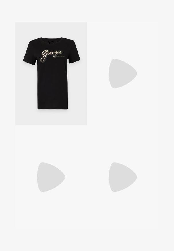 Sort bomulds t-shirt med korte ærmer og rund hals, med glossy "Giorgio" tekst og "Armani Exchange" logo i kontrastfarver.; Lys rosa denimjeans med lige pasform, fem lommer og lynlås. Har sy detaljer og hardware i sølvfarve.; Sort højhælet sandal med bred frontrem og en tåsløjfe med en knyttet snordetalje, vist i profil på hvid baggrund.; Hvid faux læder håndtaske med prægede prikkemønstre, sort kant og sølv hardware. Har en flad frontlomme med logodetail.