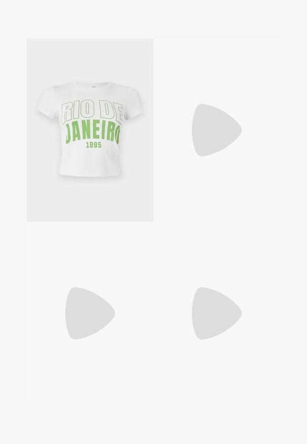 Hvid bomulds crop t-shirt med grøn tekst, der står "RIO DE JANEIRO 1995", med fed skrift, korte ærmer og en rund halsudskæring.; Sorte denim brede bukser med høj talje, der har en knaplukning, fem lommer og minimale syninger.; Sorte læderslingback-sko med spids tå, lav hæl og åben bag. Forskønnede med en glat tekstur og minimalistisk design.; Olivengrøn quiltet læder skuldertaske med et rektangulært gyldent logoemblem og justerbare stropper med spænder.