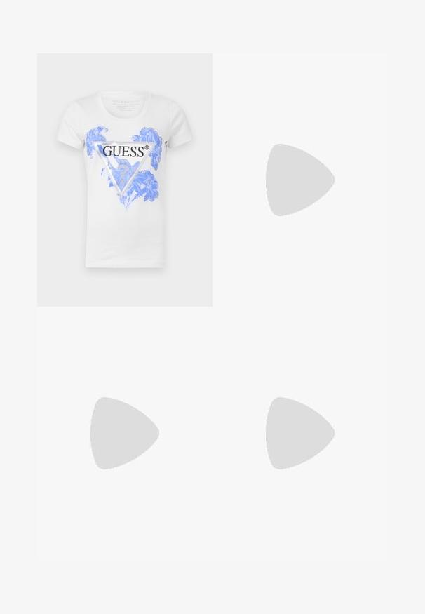 Camiseta blanca de manga corta con un diseño floral azul y un logotipo triangular negro de Guess en la parte delantera. Fabricada con una mezcla de algodón.; Pantalones deportivos negros con piernas ajustadas, que cuentan con una amplia cinturilla elástica y paneles laterales texturizados. Hechos de un material suave y elástico.; Zapato de tacón alto negro con puntera y correa con hebilla plateada, colocado sobre una superficie reflectante cerca de un organizador de archivos metálico que sostiene papeles.; Bolso de mano plateado con un diseño estructurado, que cuenta con dos asas, textura brillante, herrajes de acento y un logo triangular en la parte frontal.