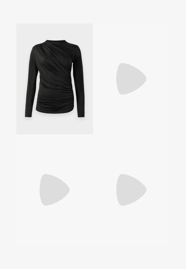 Zwarte lange mouw top met geplooide textuur aan de voorkant, voorzien van een hoge halslijn en een slim fit ontwerp. Zacht, rekbaar materiaal.; Zwarte, hooggetailleerde rechte broek met knoop- en ritssluiting, riemlussen en voorzakken.; Zwarte gepatineerde lederen slingback hakken met een puntige neus, een strikdetail aan de voorkant en een kleine stilettohak. De bandjes hebben verstelbare gespen.; Kleine zwarte glanzende handtas met twee lange hengsels en zijkant trekkoord details op een effen lichte achtergrond.