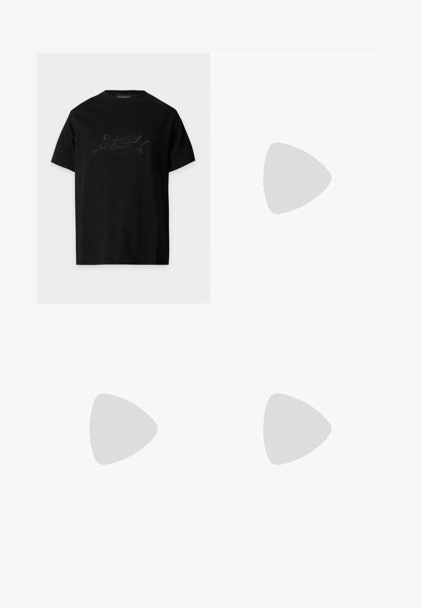 T-shirt noir à manches courtes avec un logo Emporio Armani Music District noir brodé subtilement et une étoile sur la poitrine.; Jean noir à jambes droites avec un motif jacquard floral subtil, bouton à l'avant, passants de ceinture, et conception à cinq poches.; Basket basse en cuir noir avec lacets noirs, semelle en caoutchouc texturée et petit logo embossé sur le côté, présenté de profil sur fond gris.; Sac bandoulière en cuir noir texturé avec sangle réglable et plaque logo métallique à l'avant, fermeture à rabat rectangulaire de style enveloppe.