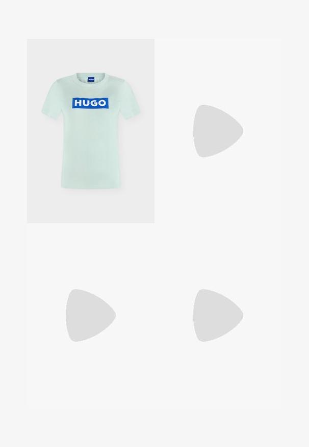 Lyseblå T-shirt med korte ærmer og en blå rektangulær logo i midten med teksten "HUGO" i hvide bogstaver.; Lys blå flagrende jeans lavet af denim. Indeholder en talje med en knap og et falmet vask, der snævrer ind til en bred kant ved anklerne.; Sort læder kvindesko med slingback, spids tå og tyk blokhøj hæl på hvid baggrund.; Sort skuldertaske i læder med to sølvspænder og justerbar rem, med "HUGO"-logo på midten foran.