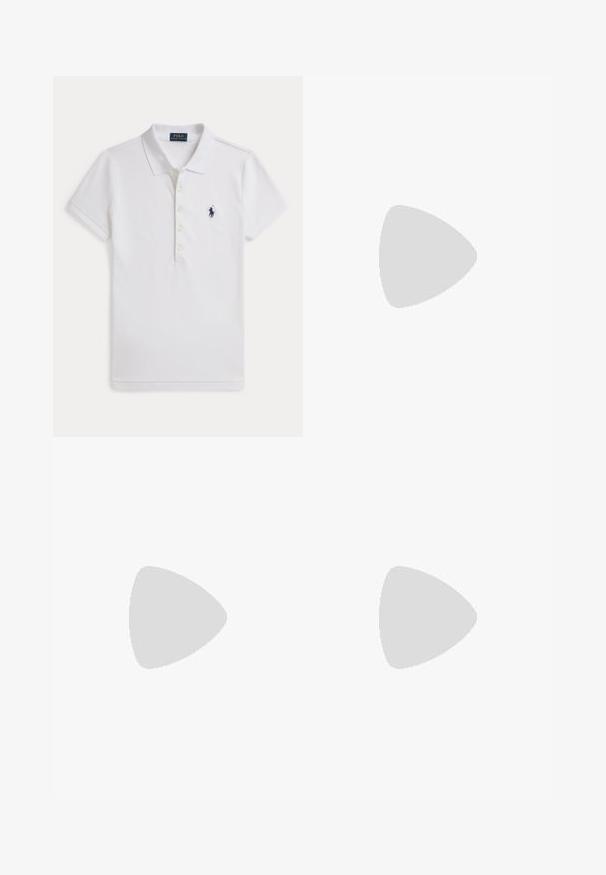 Weißes Poloshirt mit kurzen Ärmeln, Kragen, fünf Knöpfen und kleinem dunkelblauem Polospieler-Logo auf der linken Brust.; Straight-leg blaue Denim-Jeans mit fünf Taschen, Knopfverschluss und subtilen Verwaschungen an Oberschenkeln und Knien, flach auf weißem Hintergrund gelegt.; Braune Schildpatt-Sandalette mit hohem Absatz, schmalem Knöchelriemen und Schnalle, offener Spitze und mittelhohem Absatz.; Dunkelbraune Lederclutch mit goldener Kettenriemen und goldenem "RLL" Logo auf der Vorderklappe, vor schlichtem weißem Hintergrund.