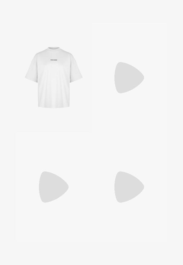 Weißes Baumwoll-T-Shirt mit hohem Rundhalsausschnitt und kurzen Ärmeln. Auf der Brust ist "PEGADOR" in Schwarz mittig gedruckt.; Schwarze weit geschnittene Jeans aus Denim, mit einem vorderen Knopfverschluss, Gürtelschlaufen und vier Taschen, die eine glatte Textur und leichte Ausbleichungen aufweisen.; Schwarze Knöchelstiefel mit einem glatten Lederobermaterial, elastischen Seitenpanelen und einer dicken Gummisohle mit tiefen Rillen für besseren Halt.; Schwarze Leder-Umhängetasche mit einem breiten, verstellbaren Riemen und einer diagonalen Klappe mit kleinem Metallverschluss-Detail.
