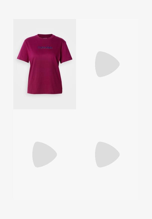 Magenta Baumwoll-T-Shirt mit kurzen Ärmeln und Rundhalsausschnitt, mit "Calvin Klein" in Blau auf der Brust gestickt.; Hellblauer Jeans-Minirock mit Vordertaschen, Gürtelschlaufen und Calvin Klein-Logo auf dem Bund und an der kleinen Vordertasche.; Weiße Mesh-Sportschuhe mit einem Riemenverschluss, gepolstertem Knöchelbereich und einem markanten, geschwungenen Sohlen-Design mit ausgehöhlten Abschnitten.; Paar kleine goldene wellenförmige Creolen mit Stecker-Verschluss vor hellem grauem Hintergrund.