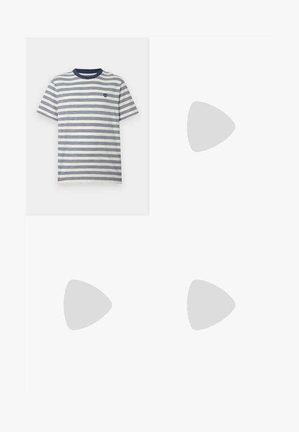 T-shirt blanc avec des rayures horizontales bleu marine, col rond et petit logo bleu marine sur la poitrine gauche.; Shorts gris clair longueur genou avec fermeture à bouton et zip, passants de ceinture et poches avant, présenté sur un fond blanc uni.; Chaussures slip-on en tissu blanc léger avec une surface texturée et un accent de talon foncé contrastant. Semelle en caoutchouc pour une meilleure adhérence.; Ceinture tressée en daim marron clair avec une boucle rectangulaire en métal argenté, roulée sur un fond uni clair.