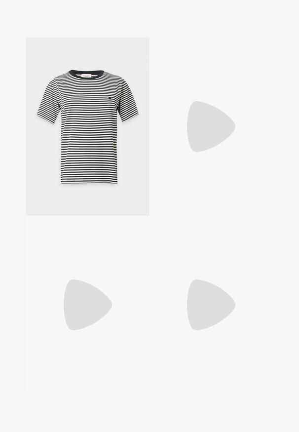 Sort-hvid horisontalt stribet T-shirt med korte ærmer, rund sort krave og lille sort broderet logo på brystet.; Grå plisseret nederdel med en tætsiddende talje, lavet af et glat, medium-vægt stof.; Sort lakeret læder damesko med lav hæl, slingback, spids tå og tynd rem med lille spænde.; Blød navyblå læderhåndtaske med sølv lukning, enkelt skulderrem og aftagelig kæde til håndleddet på hvid baggrund.