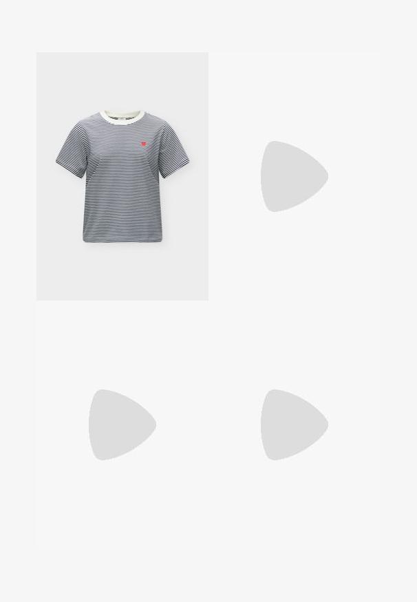 Marineblaue und weiße horizontal gestreifte Kurzarm-T-Shirt mit kleinem roten Herz-Emblem auf der linken Brust und weißem Rundhalsausschnitt.; Schwarze Denim-Jeans mit geradem Schnitt, ausgestattet mit einem Standardbund, fünf Taschen und dezenten Steppnähten.; Schwarzer Slipper aus Leder mit zwei silbernen Schnallen, offenen Seiten, runder Zehenpartie und niedrigem, gestapeltem Absatz, im Profil vor weißem Hintergrund gezeigt.; Pieces PCALUANA SHOULDER BAG - Handtasche - black