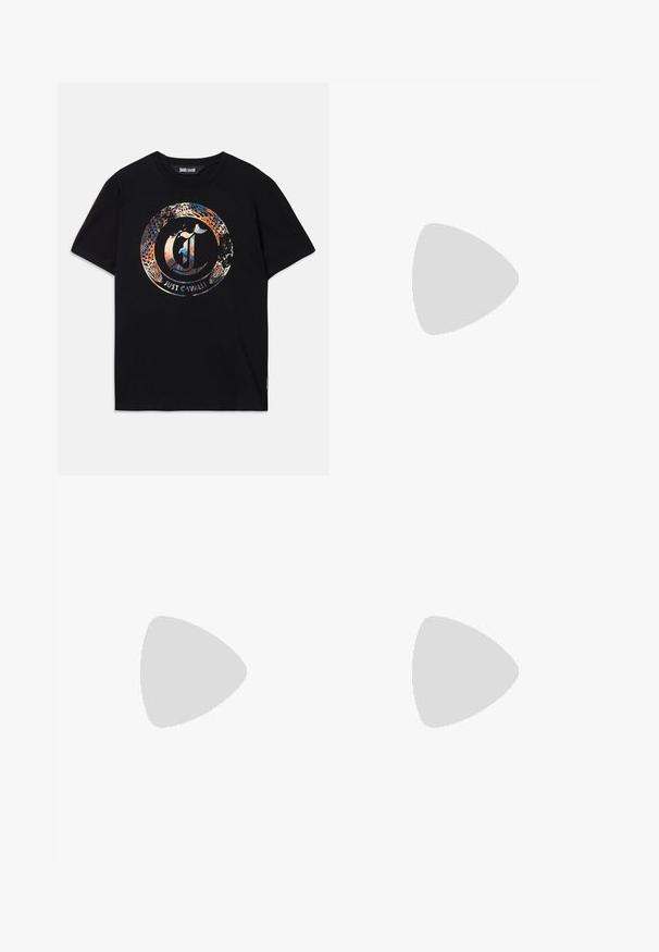 Camiseta negra de manga corta con diseño de serpiente circular multicolor y logo estilizado de "J", etiquetada como "Just Cavalli" en la parte frontal.; Pantalones de chándal negros con corte relajado, que presentan patrones de costura en espiral intrincados a lo largo de los laterales y una cintura elástica con cordón ajustable.; Zapatilla de cuero negra con un acabado suave, suela crema en contraste, puntera redonda, logo dorado en el lateral y seis ojales para los cordones.; Bolsa de cintura negra Moschino con cremallera frontal y correa ajustable sobre un fondo liso claro.