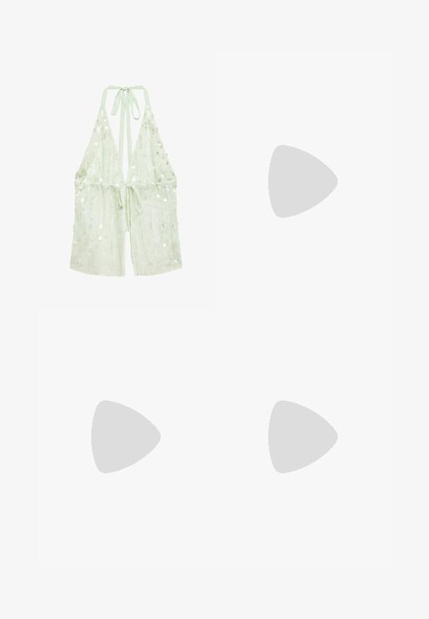 Lysegrøn paillet halternecktop med dyb V-udskæring, åben ryg og to bånd, der bindes i nakke og talje. Stoffet er let gennemsigtigt og har en løs pasform.; Blå og lyseblå stribet mininederdel med ribbet tekstur og to lagdelte flæser ved kanten, vist mod hvid baggrund.; Lyseblå platform slide sandal med fransede tekstiloverdel, åben tå design, tyk, rund sål og tekstureret grå ydersål.; Lyseblå denim håndtaske med to skulderremme, der er fastgjort til metalliske ringe og dekorative nitter foran og på siderne.