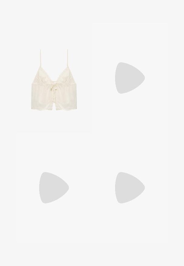 Kremfarvet ærmeløs crop-top med tynde stropper, blondekant langs halsudskæringen og fronten samt en lille sløjfe bundet i midten.; Lys beige linned omslagsnederdel med en tekstureret overflade, der har en bindelukning i siden og en lige kant.; Flad mørkebrun sandel med tre brede krydsende læderremme og en tynd sål.; Naturlig vævet stråtaske med to korte håndtag og en lang skulderrem, rektangulær form, beige farve, tekstureret mønster.