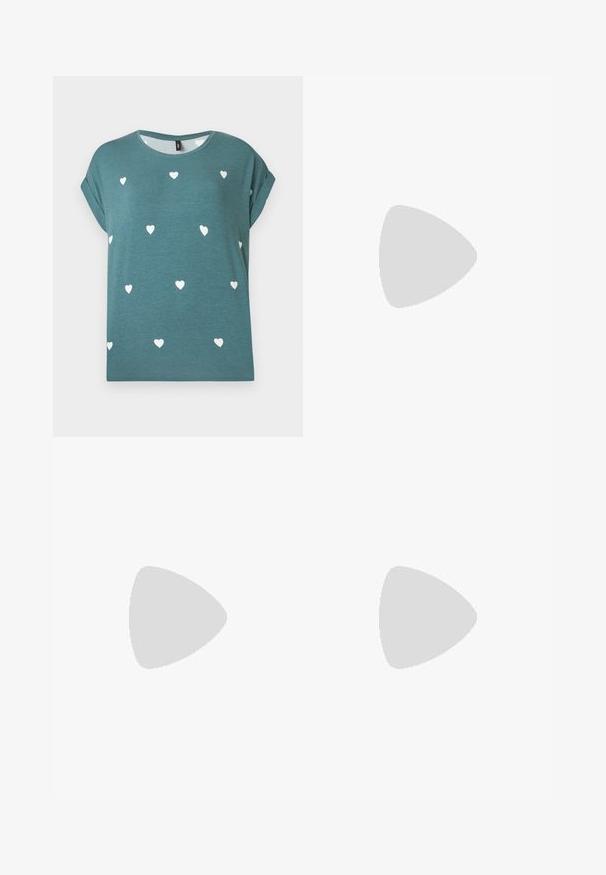 Chemise bleu sarcelle à manches courtes avec revers, petits motifs de cœurs blancs éparpillés, et un col rond.; Jean en denim bleu clair à jambe large, avec cinq poches, un zip sur le devant et un léger délavage sur les cuisses. Finitions propres.; Jambes portant des leggings côtelés foncés associés à des ballerines noires avec de petits détails en nœud sur fond blanc.; Petit sac à main noir brillant avec deux longues anses et des détails à cordon sur les côtés sur un fond clair uni.