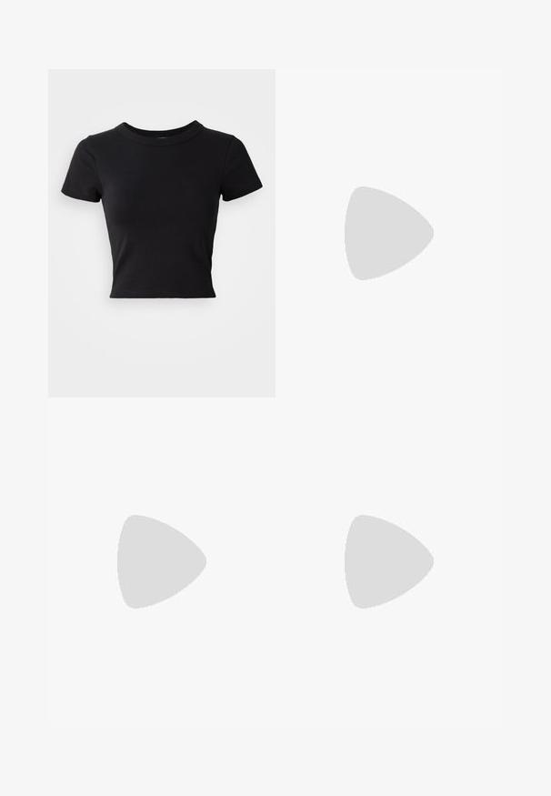 Sort cropped t-shirt lavet af solid bomuld, med korte ærmer og rund halsudskæring, med et glat og enkelt design.; Hvide bomulds shorts med lysegrå lodrette striber, med knaplukning, plisseringer og sidelommer. Simpelt og afslappet design.; Sort og creme vævet slide sandal med en flad gummisål, der har to krydsede fletsandaler lavet af blødt, tekstureret materiale.; Lille sort blank håndtaske med to lange håndtag og snøre-detaljer i siden på en ensfarvet lys baggrund.