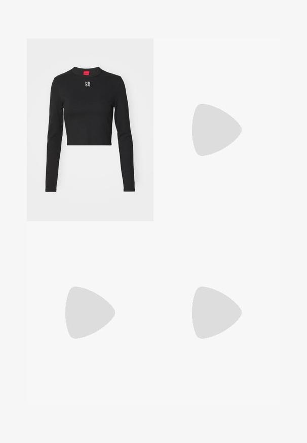 Schwarzes, langärmliges, kurzes Oberteil aus glattem Material, mit rundem Hals und weißem "HUGO"-Logo auf der Brustmitte.; Midblaue Jeans mit hoher Taille und geradem Bein, vorne Taschen, Gürtelschlaufen, Knopfverschluss und dezenten, ausgewaschenen Details an Oberschenkeln und Knien.; Schwarzer Wildleder-Slipper mit klobiger Profilsohle, silberner Schnallendetail und geprägtem "HUGO" auf dem seitlichen Riemen, dargestellt von der Außenseite.; Paar mittelgroße glänzende silberne Hoop-Ohrringe mit dünnen Metallverschlüssen auf hellem neutralem Hintergrund.