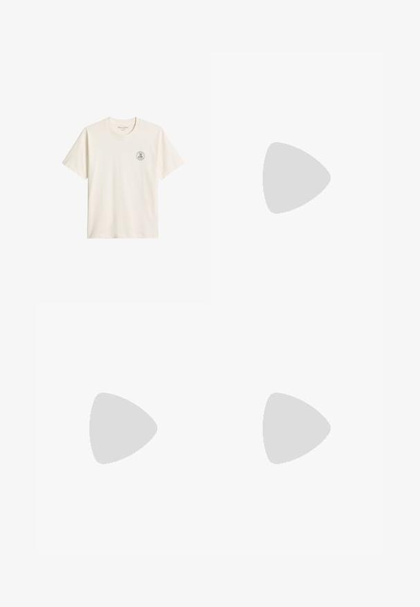 Off-white T-shirt med korte ærmer, rund hals og lille cirkulært "M OP" logo på venstre bryst.; Mørkeblå denim jeans med et stort gult grafisk motiv af en springende karakter på baglommen. Lige ben design med standard syninger.; Brune ruskindsloafers med rundet tå, syningsdetaljer langs kanterne og en lavprofilsål. Blød tekstur med minimale designelementer.; Brun læderbælte med en glat overflade, præget af en sølvfarvet metalspænde og diskret syning langs kanterne. Klassisk og holdbart design.