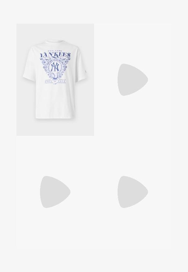 Weißes T-Shirt mit blauem Druckdesign, das "New York Yankees" zeigt, umständliche Details und "Seit 1903" unter einem Baseball-Logo. Kurze Ärmel.; Marineblaue Jogginghosen mit elastischem Bund und Kordelzug. Verfügt über ein kleines weißes Logo an der linken Hüfte. Hergestellt aus weichem Stoff.; Weiße Leder-Sneaker mit glatter Oberfläche, rundem Zehenbereich, flachen Schnürsenkeln und strukturiertem Schuhsohlen. Graues Wildleder-Detail an der Ferse.; Schwarze Stofftasche mit flacher Form, mit fettgedrucktem weißen Text. Der Reißverschluss befindet sich oben, mit einer Schlaufe an einer Seite.