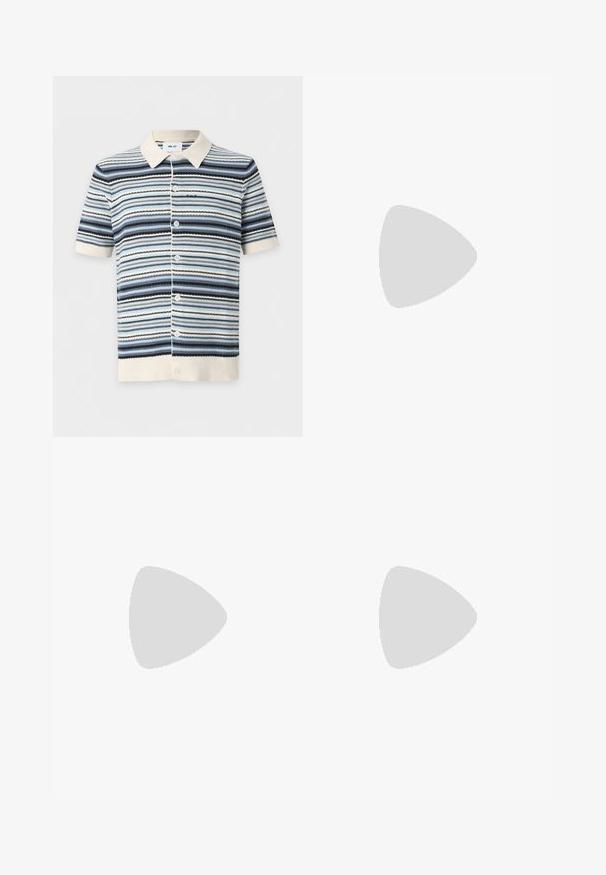 Chemise à manches courtes avec boutons, col et ourlet crème, présentant des rayures horizontales dans différentes nuances de bleu, noir et blanc.; Shorts de bain roses à motifs avec une taille élastique et un cordon noir. Le matériau semble léger avec une surface texturée.; Baskets basses décontractées avec dessus en tissu vert olive, lacets blancs, col rembourré et semelle en gomme, présentées sur un fond uni.; Sac messager en tissu brun foncé avec une sangle noire ajustable et un petit logo argenté "BOSS" sur le rabat avant.