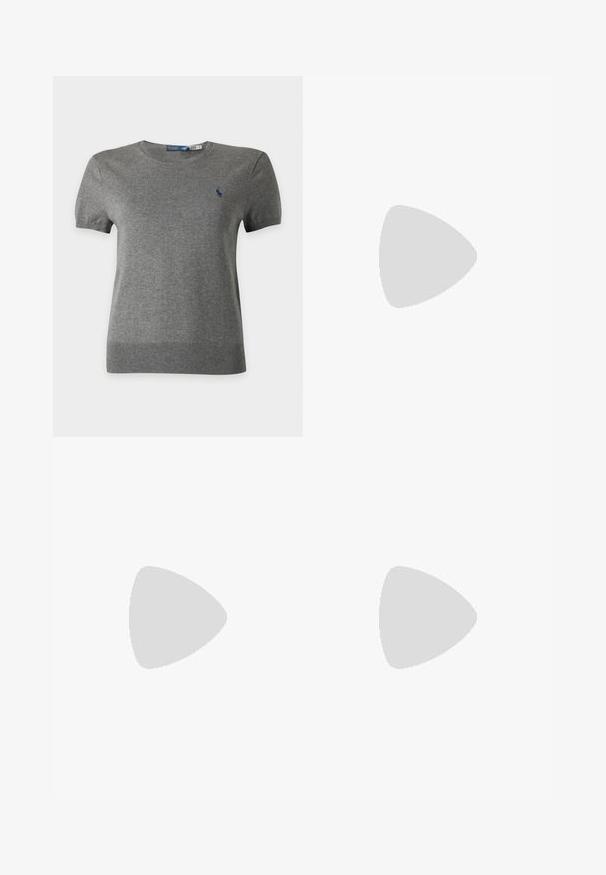 Grijze trui met korte mouwen en ronde hals, geribde zoom en klein marineblauw geborduurd logo op de linkerborst.; Hoge taille zwarte jeans met een rechte pijp, gemaakt van denim, met voorzakken en een zilveren knoopsluiting.; Zwarte platte slides met een brede leren band met een subtiel reliëflogo en een lage hak.; Olijfgroene leren bucketbag met korte handgreep en afneembare schouderriem, met klein gouden "RL" logo aan de voorkant.