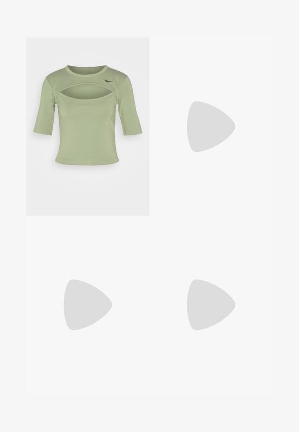 Nike Sportswear CUTOUT - T-shirt imprimé - oil green/black; BDG Urban Outfitters Jean boyfriend - white; Baskets Nike Air Force 1 en cuir blanc avec des accents verts, des lacets et une semelle ; présentant un bout perforé et des détails dorés sur la zone des lacets.; Sac vert rembourré avec une texture douce, de forme rectangulaire, à une bandoulière, et fermeture à glissière dorée. Présente un motif matelassé.