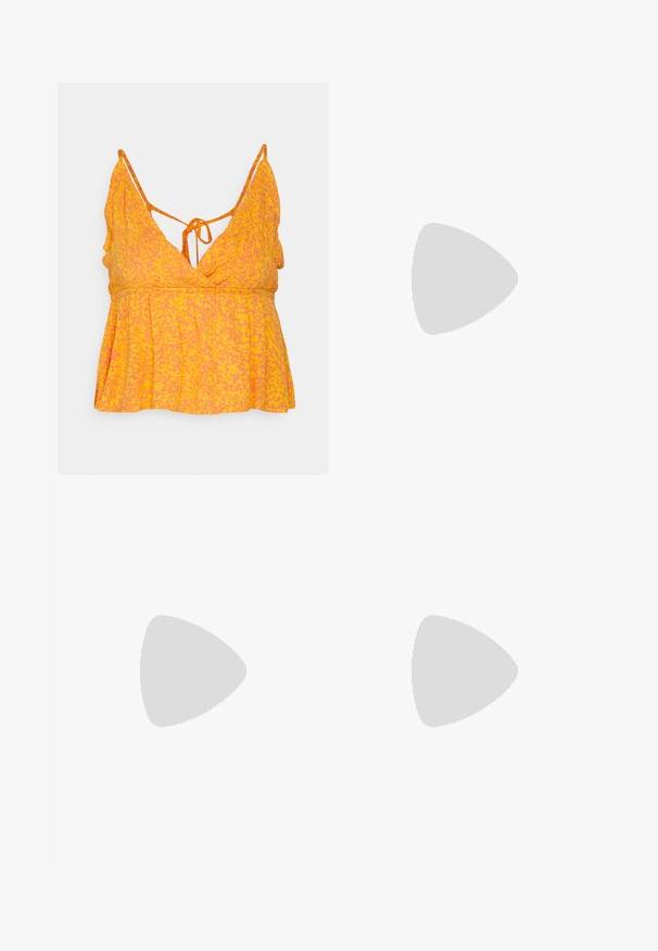 Vero Moda VMMENNY SMOCK SINGLET - Top - georgia peach/melin; Sorte flared bukser lavet af et strækbart stof. Designet har en høj talje og en flared nedre kant, der åbner sig under knæet.; Hvide sneakers med et sort V-logo, der har en glat læderoverdel, rund tå, snørrelukning og en kontrasterende sort hælflap.; Sorte katteøje solbriller med mørkegrå linser, slankt plastisk stel, spidse hjørner og lige stænger. Ingen synlig hardware eller dekorationer.