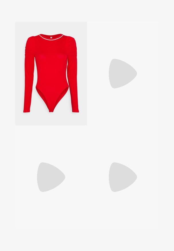 ONLY Petite ONLZALA BODYSTOCKING PUFF - Μπλούζα με μακριά μανίκια - high risk red; Μαύρη φούστα με πουά σχέδιο, ψηλή μέση, κλείσιμο με κουμπιά μπροστά, μήκους ως το γόνατο, φτιαγμένη από ύφασμα με απαλή υφή και διακριτή ροή.; Steve Madden MILANO - Ψηλοτάκουνα πέδιλα - black; Μαύρη και ασημένια τσάντα χειρός με υφασμάτινη επιφάνεια που διαθέτει διαμαντένιο σχέδιο, κόμπο στη λαβή και δομημένο σχήμα.
