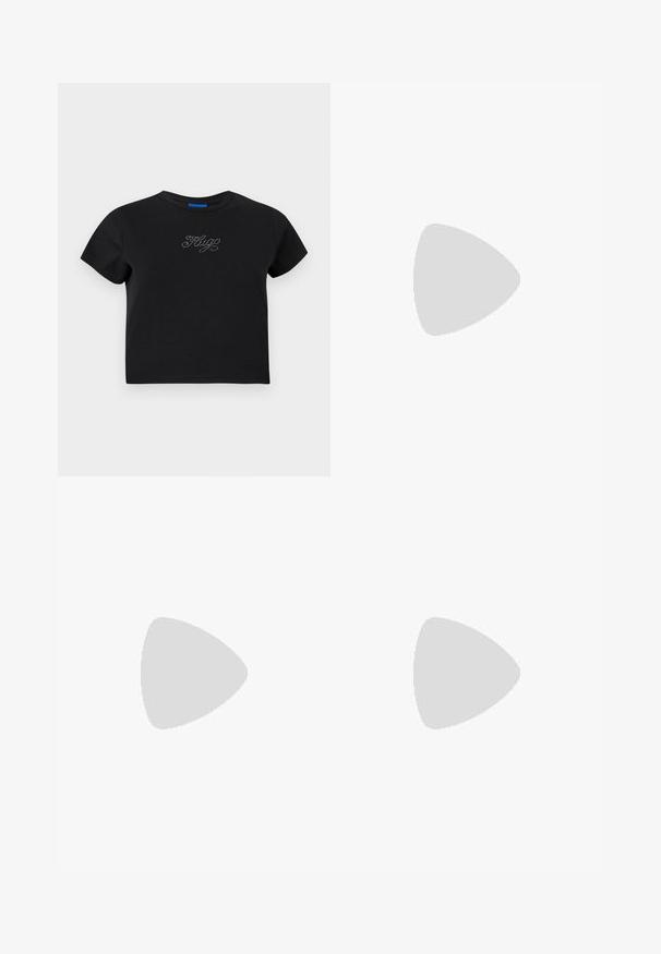 Sort bomulds t-shirt med korte ærmer, rund halsudskæring og tætsiddende form. Har et rhinestone-design, der staver "HUG" på forsiden.; Sort faux læder mini nederdel med bred talje og forreste syede plisseringer på en ensfarvet lys baggrund.; Sort højhælet åben tå sandal med tynde stropper mærket "LOVE MOSCHINO" over foden og omkring anklen.; Sort skuldertaske i læder med to sølvspænder og justerbar rem, med "HUGO"-logo på midten foran.