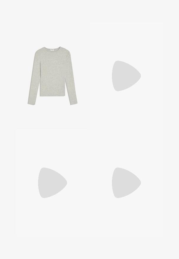 Svetlosivé tričko s dlhým rukávom a okrúhlym výstrihom, slim fit a bez viditeľných vzorov či log, položené na bielom pozadí.; Sivé džínsy so širokými nohavicami, prednými vreckami, opaskovými očkami a zapínaním na gombíky, s vyblednutými detailami na stehnách a kolenách.; Čierne semišové členkové topánky s okrúhlym priehlbom, ovčou podšívkou a plochou gumovou podrážkou. Majú bočný šev a pútko na zadnej strane.; Čierna kožená taška s hladkým povrchom, mäkkým zaobleným vrchom a širokými rúčkami. Obsahuje minimálne švy a voľný siluetu.
