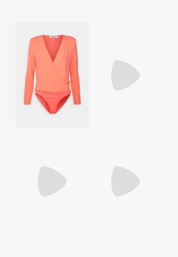 ONLY Petite ONLSMILE WRAP BODYSTOCKING  - Camiseta de manga larga - georgia peach; Pantalones de pierna ancha negros, confeccionados en una tela suave, con cierre de botón y un diseño limpio y ajustado, sin bolsillos visibles.; Sandalia de plataforma negra de tacón alto con una amplia tira en la parte delantera, tira en el tobillo y un tacón ancho. Textura de cuero suave, diseño minimalista.; Pilgrim Pendientes - gold-coloured