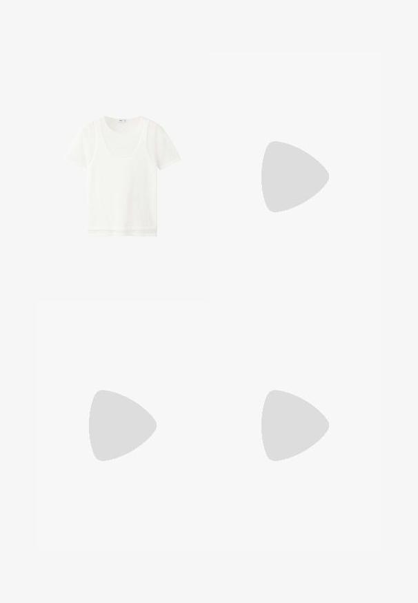 Camiseta blanca de manga corta en capas con cuello redondo y tela ligeramente transparente, mostrada sobre un fondo blanco liso.; Pantalones de pierna ancha beige con una textura suave, dos pliegues frontales, una cintura ajustada y sin bolsillos visibles ni detalles de hardware.; Piernas con leggings oscuros acanalados combinados con bailarinas negras que presentan pequeños detalles de lazo sobre un fondo blanco.; Bolso de piel negra con una forma estructurada, una textura suave y una sola correa para el hombro. Presenta un diseño de tapa sutil y redondeado.