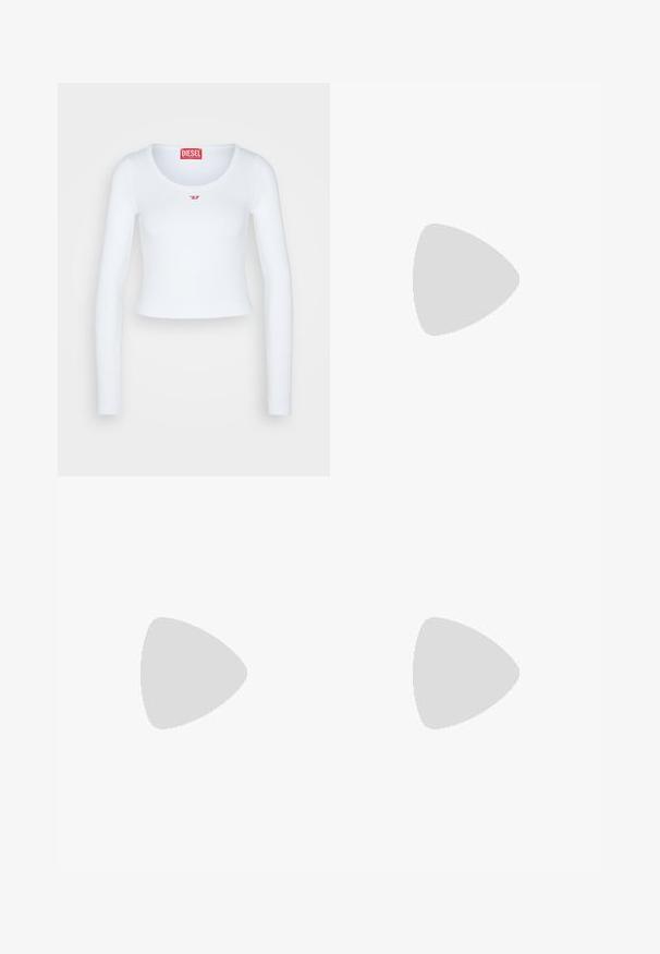 Top corto de manga larga blanco, hecho de tela acanalada, con escote redondo y un pequeño logo rojo de Diesel bordado en el pecho.; Jeans acampanados de color azul hechos de mezclilla con una cintura de altura media, que cuentan con dos bolsillos traseros y un dobladillo limpio. Textura suave y diseño clásico.; Bota vaquera de cuero blanco con punta afilada y tacón bloqueado. Presenta patrones de costura intrincados en el caña y una textura suave.; Pendientes de aro plateados con un diseño minimalista. Forma circular, textura suave y perfil delgado. Livianos con un acabado pulido.