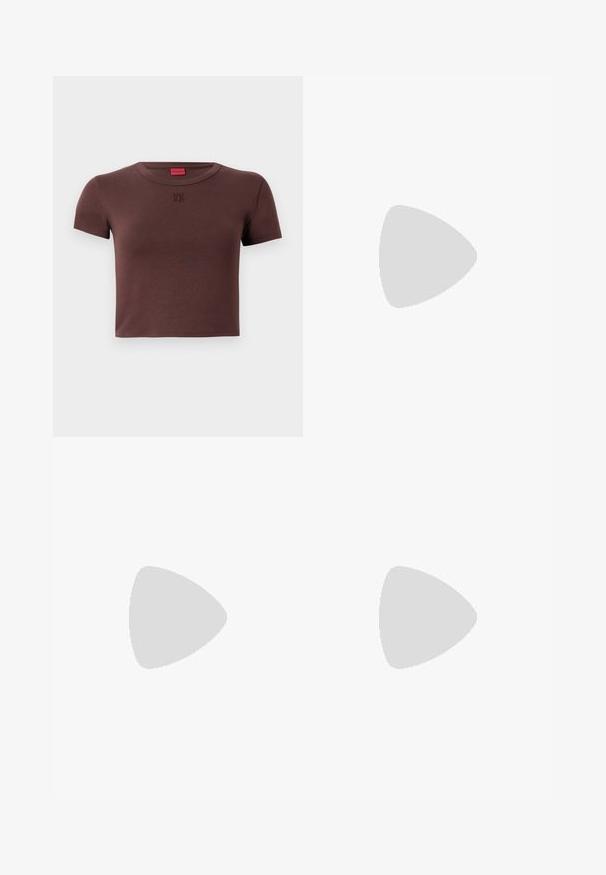 Braunes Baumwoll-Crop-Top mit kurzen Ärmeln, Rundhalsausschnitt und dem "HU 60"-Logo in einer helleren Farbe auf der Vorderseite. Glatte Textur.; Weite Jeans aus dunkelblauem Denim mit hoher Taille, Fünf-Taschen-Design und kontrastierenden Nähten entlang der Nähte und des Bunds.; Schwarzer Leder-Knöchel-Stiefel mit spitzer Spitze und niedrigem Kittenabsatz vor hellem Hintergrund, seitliche Ansicht.; Burgunderrote Lederhandtasche mit einem strukturierten Design, ausgestattet mit einer Klappe zum Verschließen und einem verstellbaren Riemen. Logodetail ist vorne eingeprägt.