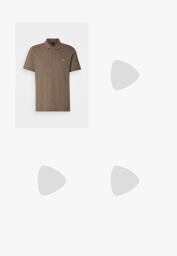 Camisa polo marrón hecha de tela texturizada, con un cuello de dos botones y un discreto parche del logo en el lado izquierdo del pecho. Incluye mangas cortas.; Shorts de color beige claro fabricados en algodón, con cierre de botón, bolsillos delanteros y dobladillo cosido. Textura suave con un diseño casual.; Zapatillas de cuero negro con una textura suave, punta redondeada, suela plana de goma y cordones a tono. Presentan el logotipo dorado "BOSS" en el lateral.; Bolso bandolero negro con un tejido texturizado, logo en la parte frontal, cierre de cremallera y correa ajustable. Presenta un ribete de cuero suave.