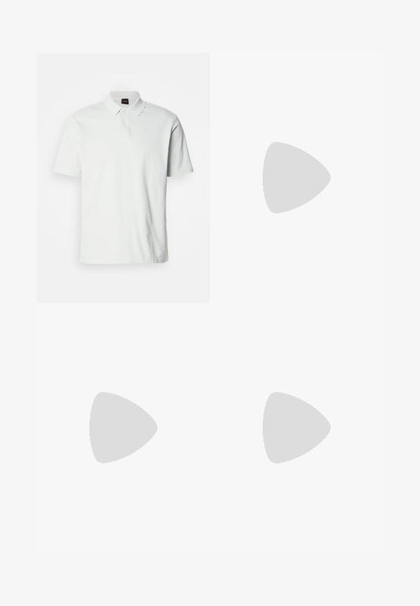 Hvid polo-shirt lavet af bomuld, med en klassisk krave, to knapper og et diskret mærkelogo broderet på forsiden. Korte ærmer.; Sorte denimjeans med lige ben-design, der har frontlommer, lynlåsgylpter og sølvfarvede hardware-detaljer. Glat tekstur, ingen mønstre.; Sort læder mokkassinsko med sølvspænde, rundet tå, lav stakket hæl og glat poleret finish.; Sort struktureret læder crossbody taske med forreste lynlåslomme, justerbar rem og diskret brandlogo på hvid baggrund.