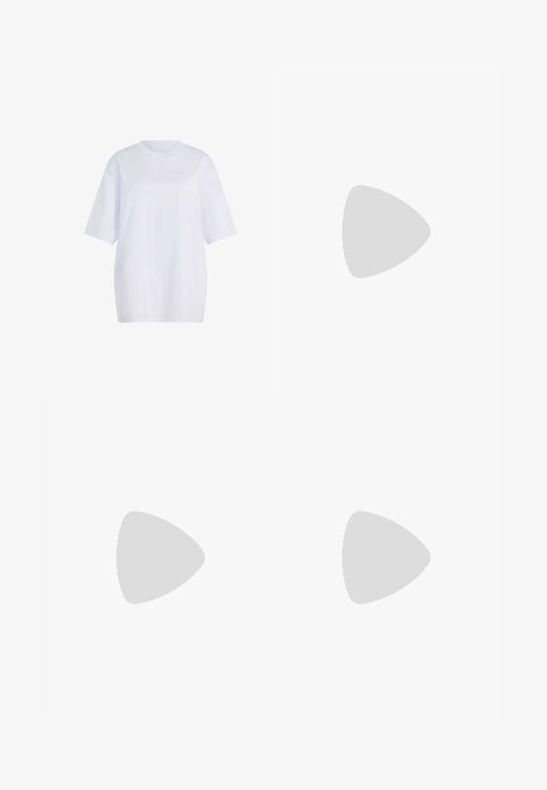 Weißes oversized T-Shirt mit kurzen Ärmeln, Rundhalsausschnitt und kleinem, dezentem Logo auf der linken Brust.; Beige weite Hose mit strukturierter Oberfläche, entspanntem Schnitt, elastischem Bund und roten Streifenakzenten am Saum.; Helle blaue Sneaker aus Mesh-Stoff, mit auffälligen Ausschnitten in der Sohle und einem Klettverschlussriemen oben für einen sicheren Sitz.; Schwarze Sonnenbrille mit Kunststoffrahmen, dunkel getönten Gläsern und schmaler Brücke, von vorne vor weißem Hintergrund gezeigt.