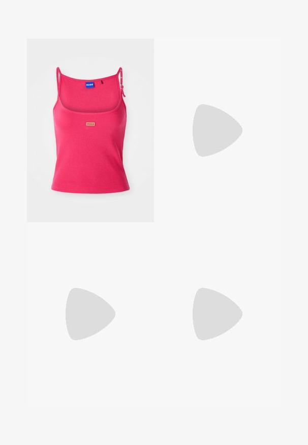 Enganliges pinkes Tanktop aus Rippstoff. Verfügt über verstellbare Träger und ein kleines braunes Logotag auf der Vorderseite. Glatte Textur.; Hellblaue, gerade geschnittene Jeans mit hoher Taille, Gürtelschlaufen und ausgefransten Rissen am linken Oberschenkel, rechten Knie und unteren linken Bein.; Silberne, synthetische Sneaker mit cremefarbenen Akzenten, flachem Profil, rundem Zehenbereich und flacher Gummisohle; verfügt über klassische Nahtdetails und Schnürverschluss.; Paar mittelgroße glänzende silberne Hoop-Ohrringe mit dünnen Metallverschlüssen auf hellem neutralem Hintergrund.