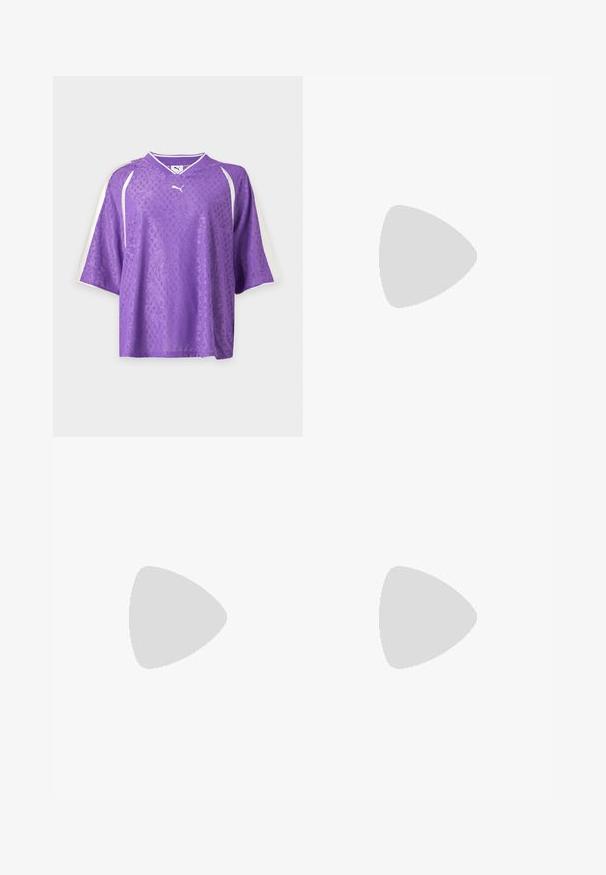 T-shirt de sport à manches courtes Purple Puma violet avec un motif floral subtil et des bandes blanches sur les manches sur fond uni.; Pantalons de sport noirs à jambes larges, ornés de rayures latérales bleu clair et rouges, avec un petit logo "FENTY" à l'avant.; Chaussure plate en daim Puma gris clair avec logo blanc, lacets à l'avant, côtés découpés et semelle beige texturée, vue du côté extérieur.; Petit sac à main Puma argent métallisé avec deux poignées supérieures, une longue bandoulière, logo sur le devant et fermeture zippée sur fond uni clair.