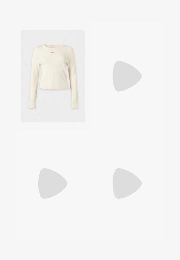 Camiseta larga de manga larga de canalé color crema con cuello redondo y pequeño texto rojo "Mother" bordado en el pecho.; Jeans acampanados de color azul claro, hechos de denim, con una cintura alta, diseño de cinco bolsillos y costuras minimalistas, con un acabado desvaído en el dobladillo.; Zapato de tacón alto de ante negro con punta afilada, que cuenta con un tacón de bloque negro brillante y un forro interior suave.; Pequeño bolso de mano de cuero burdeos con cierre metálico plateado y correa de muñeca sobre un fondo blanco.