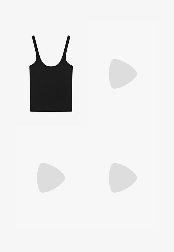 Zwarte mouwloze tanktop met dunne bandjes en een ronde halslijn, plat gelegd op een witte achtergrond.; Zwarte wijde jeans van denim met contrasterende gele stiksels. Voorzien van een knoopsluiting en meerdere zakken.; Zwarte leren enkellaars met een spitse neus, slank ontwerp en een taps toelopende, gebogen hak. Gladde textuur met minimale accentdetails.; Zwarte rechthoekige zonnebril met donker getinte glazen en dikke monturen tegen een witte achtergrond.