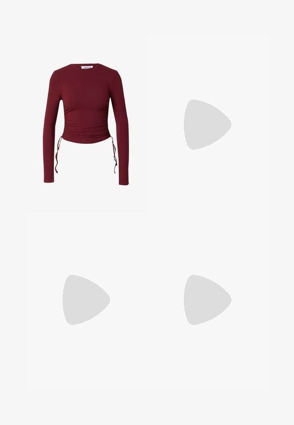 EDITED ZILLY - Longsleeve - rot; Wijdere denim jeans in donkerblauw, met een vervaagde wassing. Vijf-pocket ontwerp met een knoopsluiting en riemlussen.; Lichte roze sandaal met hoge hakken en banden, met een transparant middenpaneel en een metallic roségouden hak in bamboevorm. Textuurafwerking.; Zwarte leren schoudertas in halve maansvorm met een enkele riem en subtiel gegraveerde merknaam op een effen lichte achtergrond.