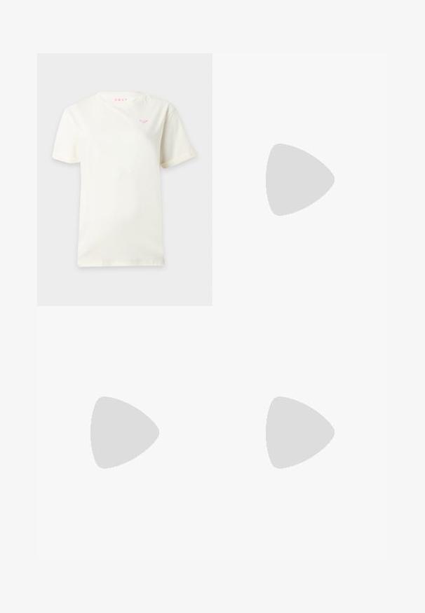 Hvid enkel t-shirt med korte ærmer med lille rosa Roxy-logo på venstre bryst og pink Roxy-mærke indeni kraven.; Bredde bukser lavet af lyseblå stof med en frynset kant. Har en knaplukning og standard lommer. Glat tekstur hele vejen igennem.; Tan- og beige flip-flop sandal med tekstureret sål og stofstropper, placeret mod en grå gulv- og hvid gardinbaggrund.; Lysblå denim skuldertaske i en rund form, justerbar rem og diskret syning langs den nederste kant. Blød tekstur.