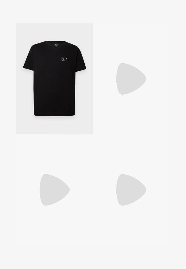 Zwarte V-hals T-shirt gemaakt van zacht katoen. Beschikt over een klein logo-label met gouden accenten op de linkerkant van de borst. Korte mouwen en een relaxte pasvorm.; Lichtblauwe flared jeans van denim met een middelhoge taille, vijf zakken en een verantwoorde afwerking, voorzien van een rits en metalen knoopsluiting.; Low-profile donkerbruine leren sneaker met zwarte rubberen zool, veters aan de voorkant en een strak minimalistisch design op een lichte achtergrond.; Zwarte crossbodytas met een gestructureerd oppervlak, een klepsluiting en een klein metalen logo aan de voorkant, afgebeeld tegen een effen achtergrond.