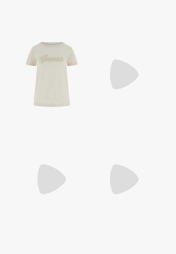 T-shirt beige à manches courtes avec col rond et logo "Guess" brodé en fil beige assorti sur la poitrine.; Jean large bleu foncé à taille haute, avec des boutons décoratifs sur les côtés et une texture denim lisse.; Chaussure beige à talon kitten pointu avec un motif subtil, flottant au-dessus d'une surface réfléchissante près d'organisateurs en fil métallique.; Bracelet chaîne en or avec de gros maillons et un pendentif rond orné d'un "G" entouré de petits cristaux clairs.